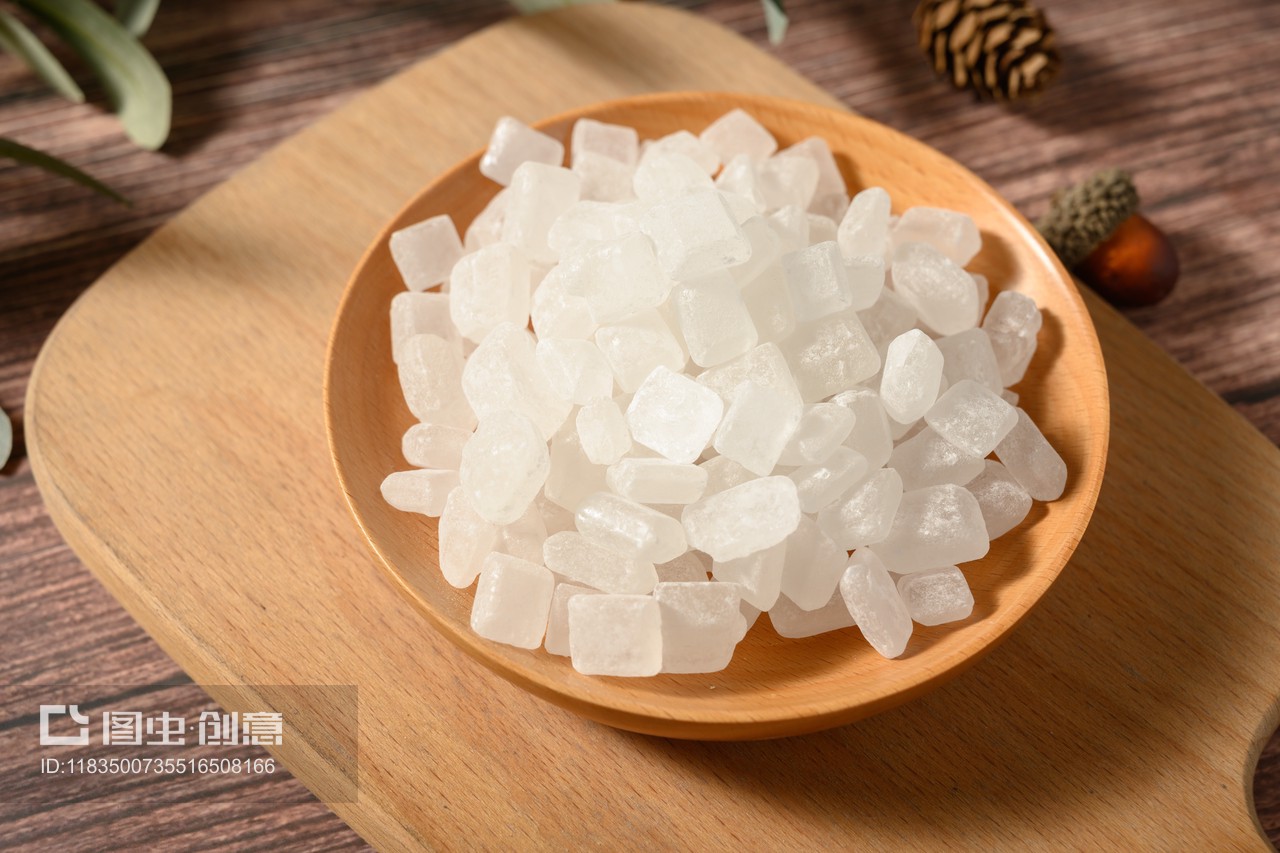 桌面上的木紋盤(pán)子里的美味可口的冰糖